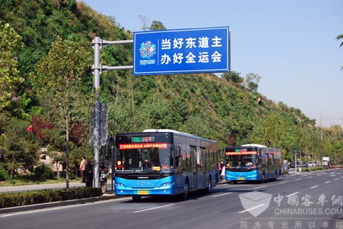 運(yùn)營(yíng)在濟(jì)南街頭的青年BRT
