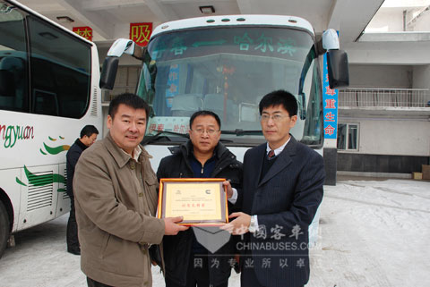 大金龍和康明斯聯合向車主韓曉輝頒發“耐用先鋒獎”