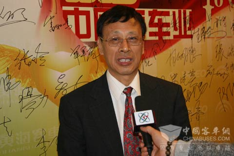 中國道路運輸協會會長姚明德在接受記者采訪