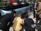 外國專家正在檢查車頭