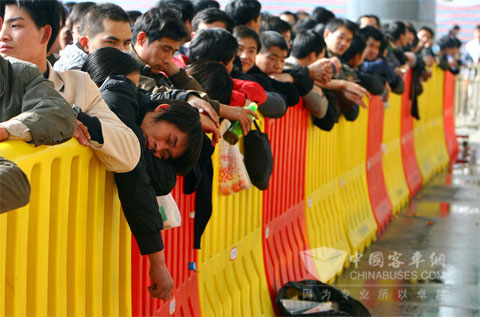 2010年1月20日下午，寧波國際會展中心鐵路臨時售票點，長長的隊伍中，從廣西來此打工，已經3年沒有回過家的小伙子梁獻貴趴在隔離欄上酣然入眠。 