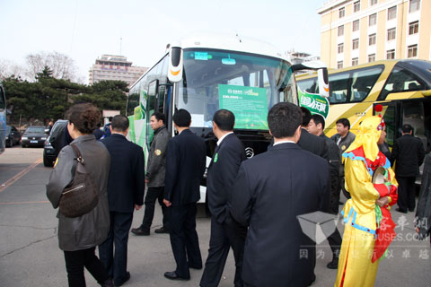 遼寧客戶鑒賞金旅客車(chē)