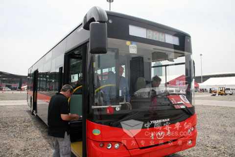 歐洲評委體驗青年客車
