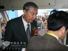 恒通客車副總經(jīng)理田野在恒通的純電動(dòng)車上向黃奇帆市長(zhǎng)、田力普局長(zhǎng)介紹恒通客車