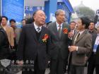 恒通客車副總經(jīng)理田野在恒通的純電動(dòng)車上向黃奇帆市長(zhǎng)、田力普局長(zhǎng)介紹恒通客車