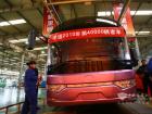 工人正在進行車輛下線前的最后調試工作