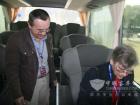 專家在車內做安全檢查