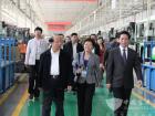 恒通客車董事長楊茂超、總經理羅邦初等領導陪同來賓參觀展廳及生產線