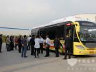 領導及嘉賓登上恒通快充純電動客車進行試乘