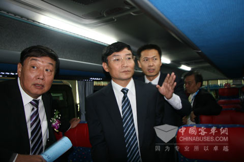 道路運(yùn)輸司司長(zhǎng)李剛、常務(wù)副會(huì)長(zhǎng)孔衛(wèi)國(guó)視察中通“世紀(jì)星”