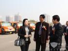 恒通客車副總經理雷燕(左)向兗州市副市長劉曉林(右)、兗州公共汽車公司總經理穆保國(中)介紹恒通專業助學車
