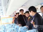 兗州市副市長劉曉林(右一)、濟南公交副總經理金建勇(中)與參會領導登上恒通專業助學車參觀