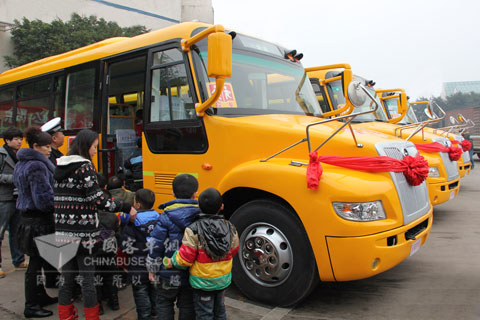 孩子們登上恒通新校車，高興不已
