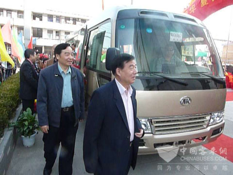 韓德彩、喬泰陽等老將軍以及中央電視臺臺長趙化勇親身體驗江淮·寶斯通