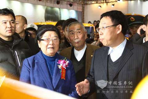 婦聯主席顧秀蓮在黃海林崇富林總的陪同下參觀黃海校車