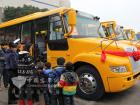 孩子們登上恒通新校車，高興不已