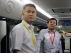 大金龍董事長谷濤向馮正霖副部長介紹大金龍車載電腦信息系統(tǒng)的先進(jìn)功能