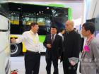 劉國強副總為領導介紹新車
