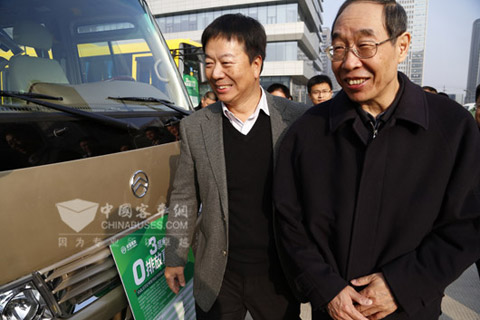 福建省委書記尤權（右）在福建汽車集團董事長廉小強（左）陪同下考察新能源客車