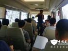 爬坡測試中，宇通T7上坡爬坡平穩靜止，仰角坡度27°