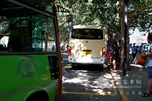 西安：公交車須進(jìn)專用停車區(qū)上下客