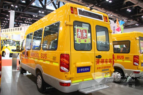 南京依維柯寶迪A42小學生專業校車
