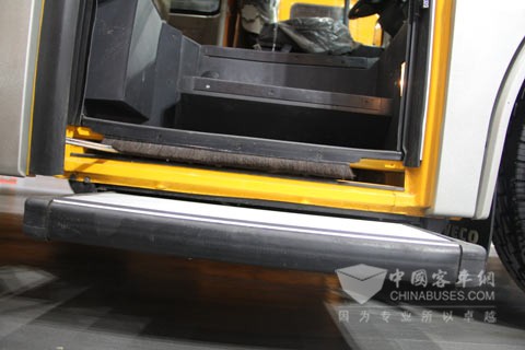 南京依維柯寶迪A42小學生專業校車