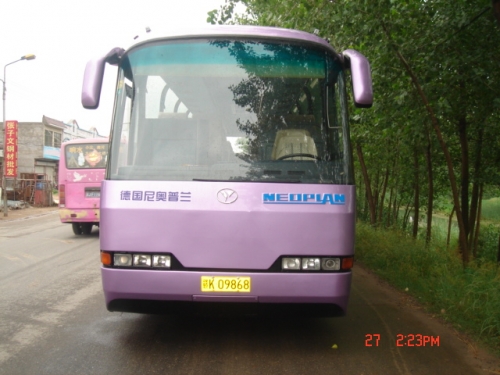 低價出售02年8成新尼奧普蘭JNP6125A旅游車，座位47座，車況特好