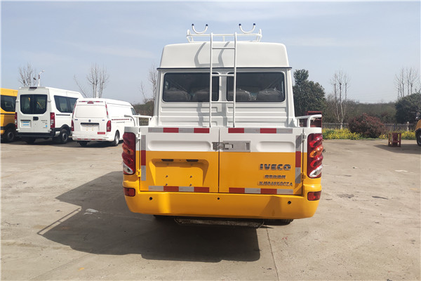 南京依維柯NJ5046XGCZA斗式工程車（柴油國(guó)六10-13座）