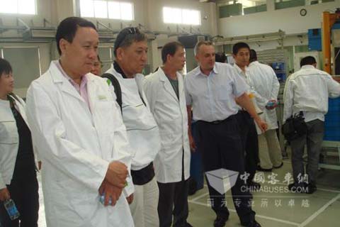 浙江省公交協(xié)會秘書長聽取法國專家的介紹