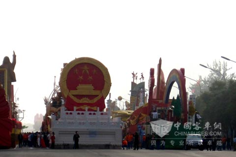 配裝東風康明斯發動機的國徽彩車