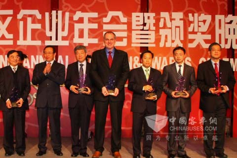 康博立博士（中間）代表FPT菲亞特動(dòng)力科技出席并領(lǐng)獎(jiǎng)