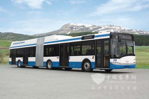 停靠在歐洲議會大樓外的Solaris Urbino 18混合動力鉸接式公共汽車
