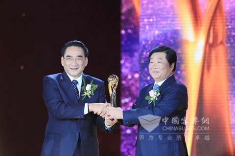 財政部副部長廖曉軍為譚旭光頒獎