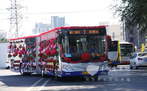 北京市副市長等領(lǐng)導(dǎo)試乘公交1號(hào)線1號(hào)車