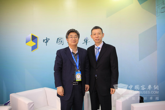 康明斯公司副總裁，東風康明斯發動機公司總經理王寧（右）與中國卡車網總編輯吳永強合影