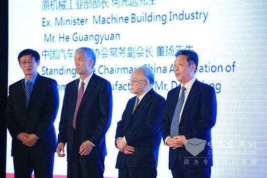 中國汽車工業(yè)協(xié)會常務(wù)副會長董揚及中國工程機械工業(yè)協(xié)會會長祁俊發(fā)言