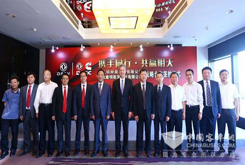 東風康明斯公司與東風特種商用車有限公司簽署戰略合作協議